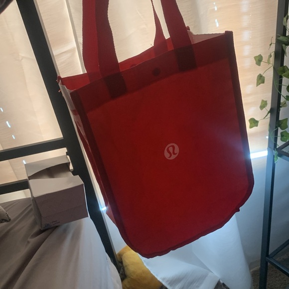 Red Lulu lemon bag - Picture 3 of 3
